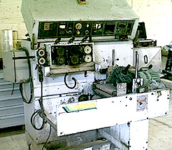 eine Record Verpackungsmaschine nach jahrelangem Einsatz, revisionsbed�rftig und alt.